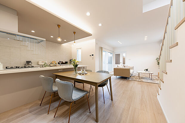 【【当社施工例／LDK】】大きな窓から柔らかな光が差し込む、採光豊かな邸宅。リビングにワイドな窓を採用することで、明るく開放的な住まいを実現しています。