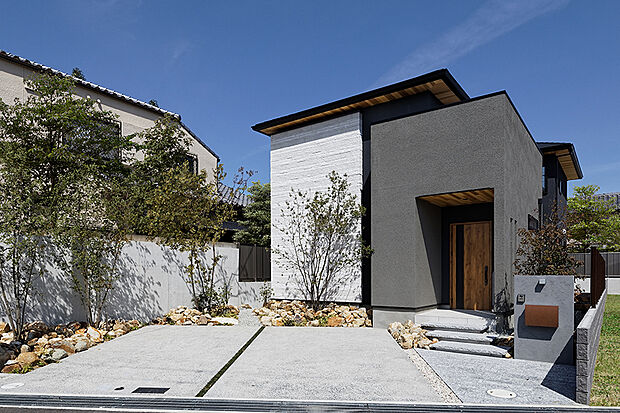 【【当社施工例／外観】】シンプルで洗練されたデザインが魅力のモダンな住まいです。自由設計で叶える、理想の邸を是非！