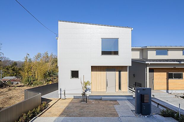 4号棟
ライトグレーの外壁と木目の調和が心地よい外観。シンプルなデザインが自然とも馴染みます。雨で汚れを落とせる清掃性の高い外壁材を使用しています。