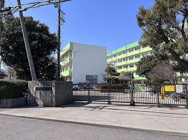 坪井小学校まで徒歩7分、坪井中学校まで徒歩12分と学区に恵まれた立地。