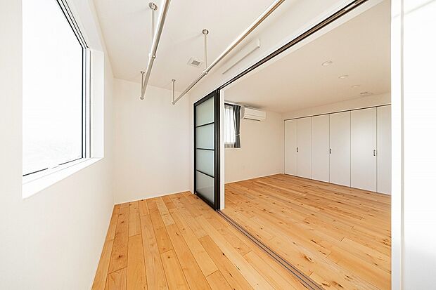 【-】季節や天気を問わず、洗濯物を干せてとっても便利。LDKなど生活空間に洗濯物を干すと、片付いていないお部屋の印象がありますが、サンルームがあると、暮らしがすっきり整います。