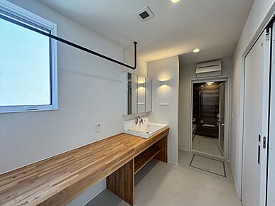 6.62m2で約3.5帖以上ある広々洗面スペース。忙しい朝も家族並んで身支度ができます。また、時間や季節・天気に左右されずに洗濯物をたっぷりと干すことができます。ファミリークローゼットがすぐ側にあり、無駄の無い動線計画です。 