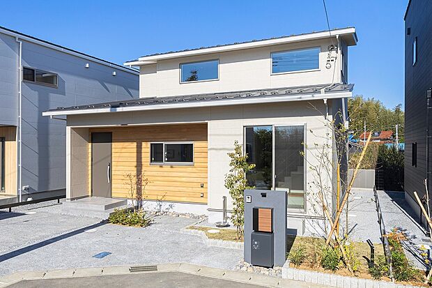 【3号棟】真っ白ではなく、少し温かみのあるアイボリーホワイト色の外観に際立つ木目調のアクセント。ナチュラルなのに品のある、軽やかな印象の外観です。