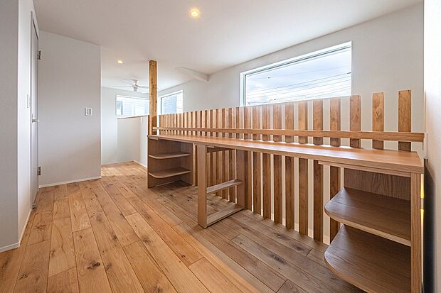 【3号棟】広く取った2階廊下スペースにカウンターテーブルを設置。ワークスペースやお子様の勉強スペースとしてご活用いただけます。