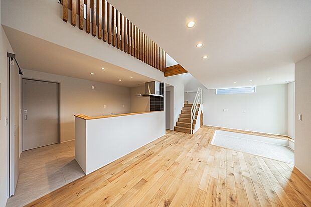 【3号棟】平米以上に広がりを感じられるLDK。キッチンを中心に、左に手洗いと玄関、奥にランドリースペースとウォークスルークローゼットがあり、ご家族の様子が伺いつつ、最短距離で家事を行える無駄の無い間取りです。