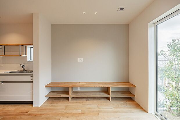 【-】造作のテレビボードを設えた、明るいリビング。グレーのクロスがお部屋をやわらかな印象に仕上げています。