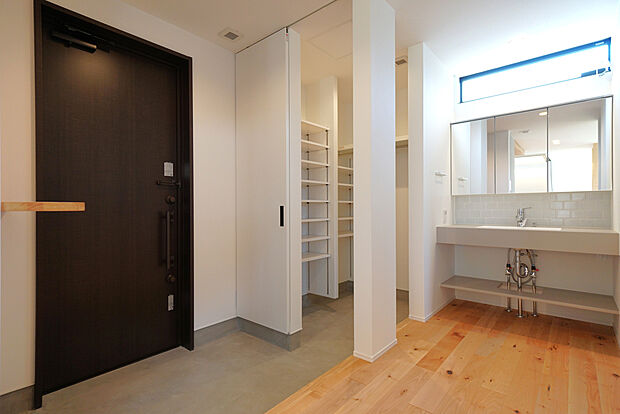 【25号棟 玄関】広々とした土間収納で靴や荷物をスッキリ収納!収納から室内に入るとすぐ洗面があり、帰宅後の手洗いもラクラク。快適な動線が魅力の玄関です