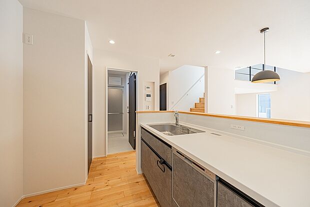 【-】キッチンから洗濯物を取りに洗面室へ。右の扉から出てそれぞれのバルコニーに干して収納。収納は3部屋すべてにある他、SIC・階段横・洗面室・パントリー・階段下収納・2階廊下押し入れの合計9か所。