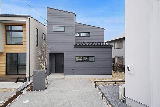 【木ここち家ラボ「施工事例」】深みのある黒で存在感を強調し、高級感と重厚感を演出する佇まい。