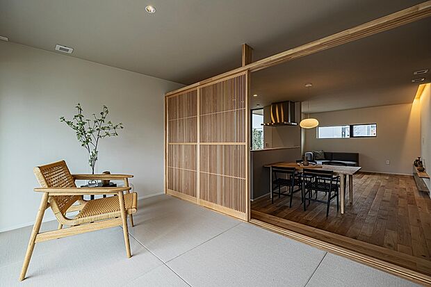 【木ここち家ラボ「施工事例」】人気の小上がり畳。
ステップでゆるやかに洋室と和室をつなげました。
旅館のような、品のある空間。