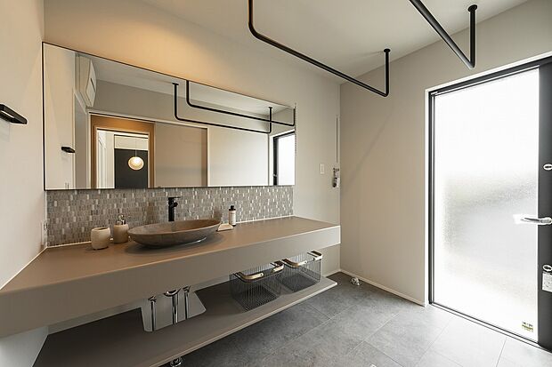 【木ここち家ラボ「施工事例」】シンプルかつ上質感を意識して仕上げた洗面台
お好きなメーカーの洗面台をお選びいただけます。