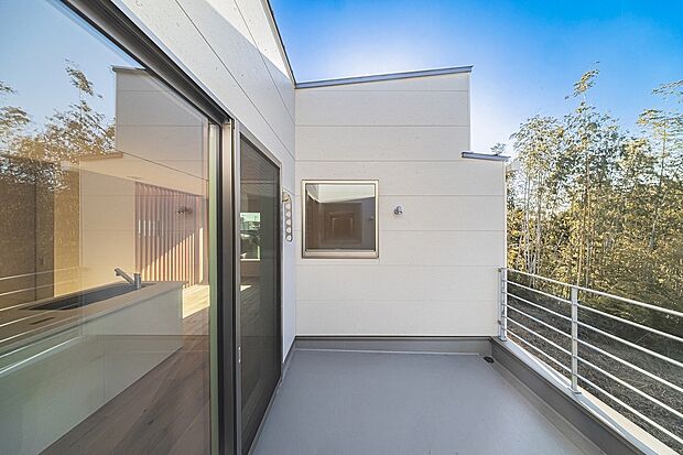 【-】2階リビングからつながる広々としたテラス。青空の下、朝のコーヒーや読書、星空を眺める贅沢なひととき。家の中と外が自然につながる、心地よい暮らしを。