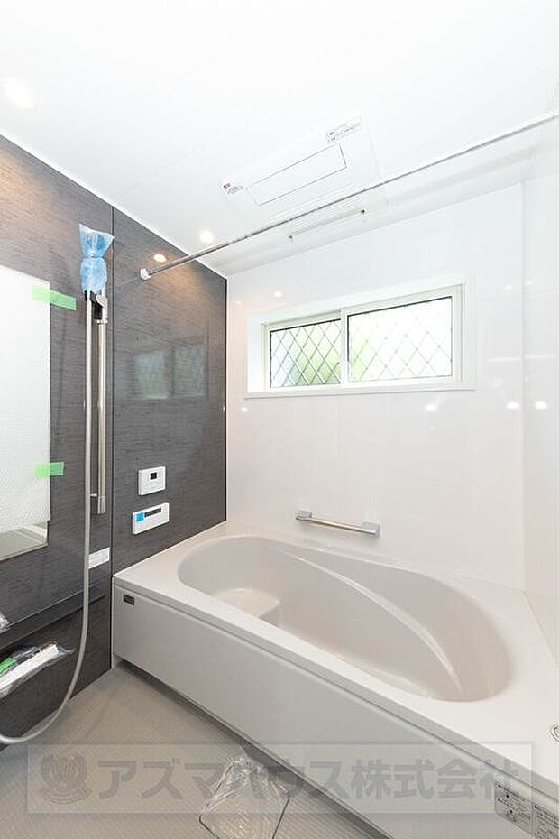 【【システムバス】】1日の疲れを癒すゆったりとした一坪サイズのバスルーム!足を伸ばせるバスタブで癒しのひと時をお過ごしください。