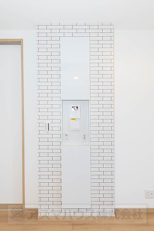 【カラーモニターホン】来客時に便利なTVモニター付インターホン。防犯面でも役に立ちますね♪IOTニッチにすっきりと設置されています。