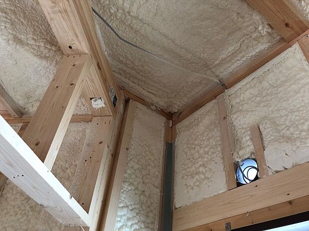 【【吹付ウレタン断熱】】断熱材は吹付ウレタンを用い、高気密断熱を実現しています。また、結露やカビなどの抑制効果も!(同仕様の構造)