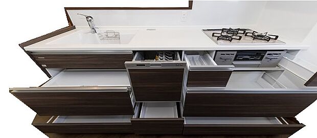 【【キッチン】】対面式キッチンで、お子様の遊ぶ姿を見守りながらお料理が可能!大きなお鍋やフライパンも出し入れラクラクな、スライド式の収納です。(同仕様の設備)