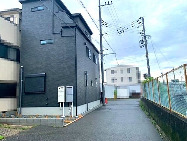 【【前面道路を含む現地写真】】池に面した開放感のある立地につき、陽当り・通風良好！お気軽にお問合せ下さいね。（6月26日撮影）