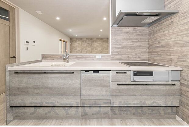 【【キッチン】】対面式キッチンで、リビングの様子を見ながらお料理が可能！大きなお鍋やフライパンも収納しやすいスライド式の収納です。