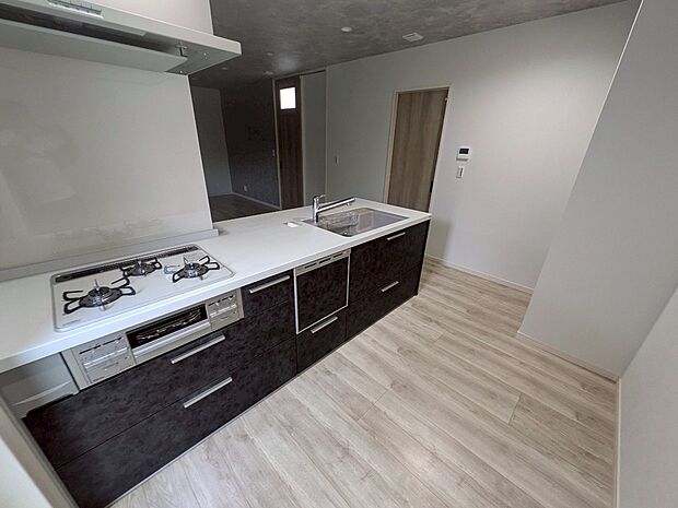 【【キッチン】】家族間の会話を楽しみながらお料理ができる対面式キッチンを採用してみませんか？※カラーはお選びいただけます。（プラン例に採用される設備）