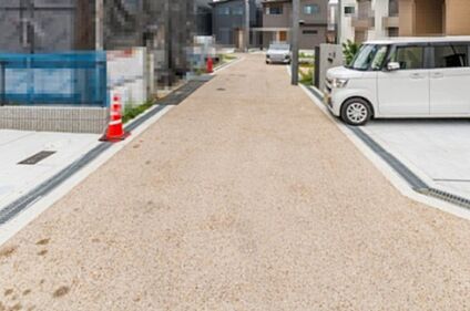 【前面道路を含む現地写真】