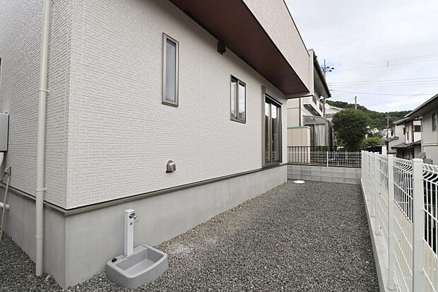【庭】　道路の反対側にあり、プライベートが確保されたお庭です。