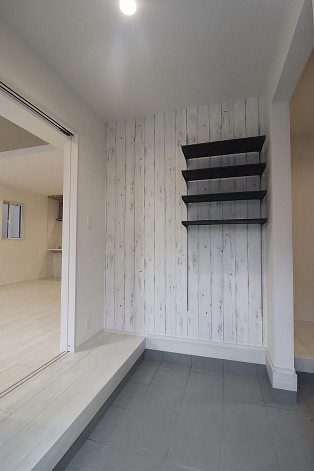 【【マルチエントランス】】第18回キッズデザイン賞を受賞した「マルチエントランス」を採用！　LDKと一体感のある明るい空間です。