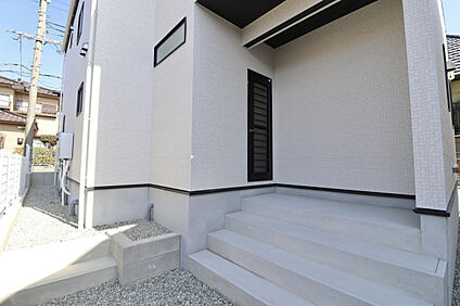 【勝手口　外】