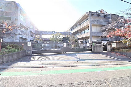 西宮市立山口中学校 676m