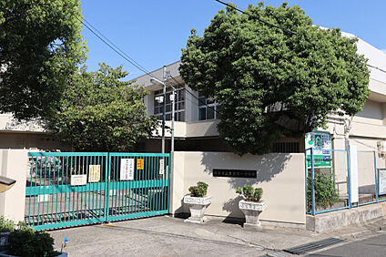 吹田市立千里第一小学校 393m