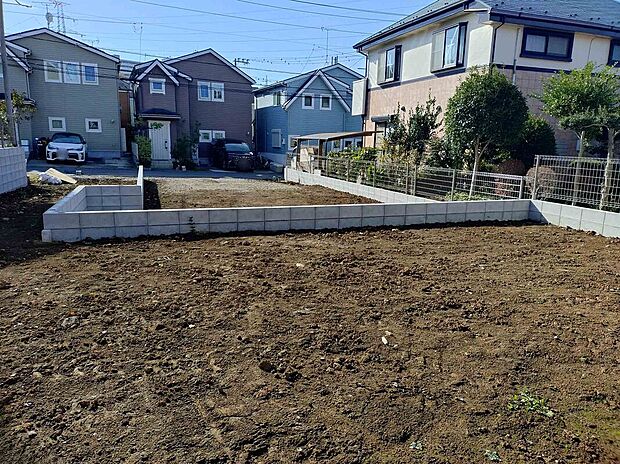 【現地外観写真】
徒歩10分圏内に生活施設が揃う利便性の高い立地。小学校まで徒歩7分（約516ｍ）、愛宕東公園まで徒歩11分（約822ｍ）と子育て世帯にもおすすめの住環境です。