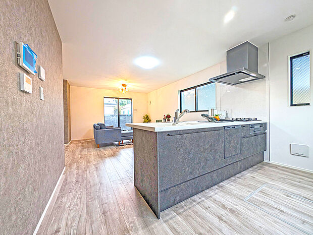 【建物プラン例(内観)】こちらは別途追加工事を行った吹抜のあるLDKです♪優しい陽の光が差し込む空間に仕上がってますね♪
施工例:建物2300万円(税込)・29坪