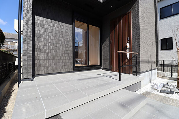 （1）号棟　外観写真（玄関ポーチ部分）　