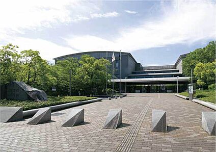 香川県立図書館 約1,100m・1,120m(自転車5分)