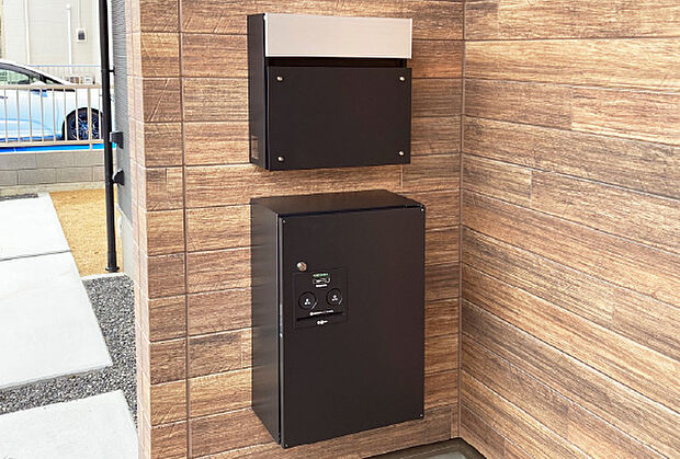 【郵便受け・ 宅配ボックス】留守中でも荷物が受け取れる宅配ボックスを標準採用。再配達を依頼する手間を省くことができます。