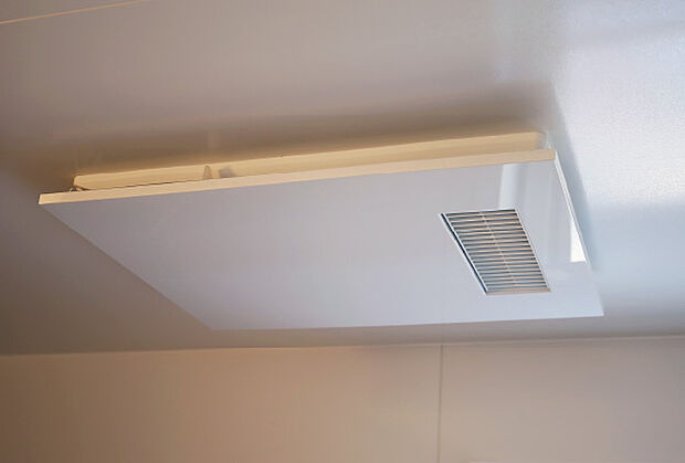 【浴室暖房乾燥機】換気・乾燥・暖房・涼風などの機能を備えた浴室換気乾燥機で、雨天時の洗濯物乾燥にも役立ちます。