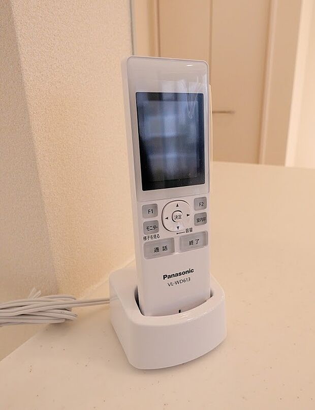 【室内コードレスインターフォン】持ち運びができるコードレスインターフォンで料理の途中でも来客に対応できます。