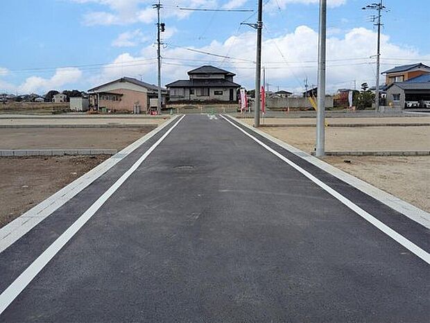 団地内道路(6m)
開発道路を中心に整然と配置された分譲地。車の出入りもしやすく、落ち着いた住環境で暮らしを楽しめます。