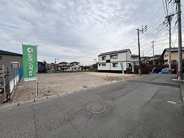 【前面道路含む現地写真】(2号棟)一戸建てのメリットは、「自分の土地」を自由に使えること。