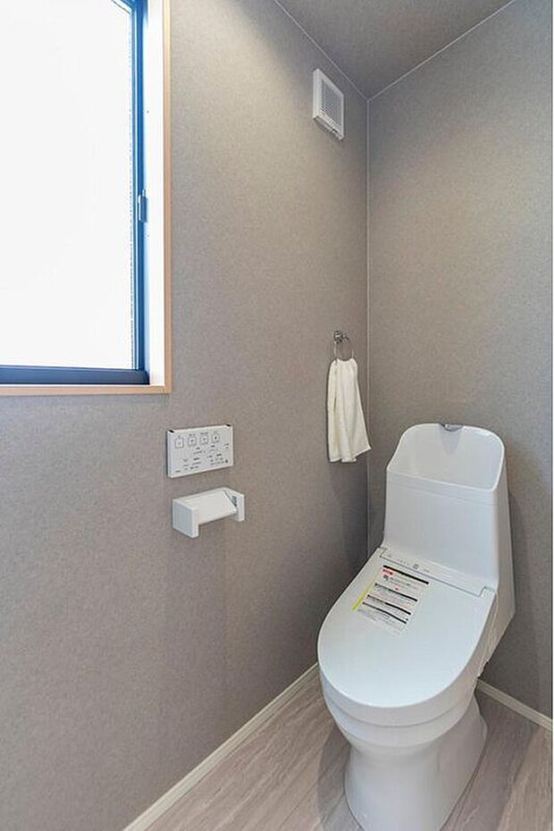 【トイレ】【お手入れしやすく清潔感あふれるトイレ空間】落ち着いた色合いのクロスがリラックスできる空間を演出。毎日使う場所だからこそ、シンプルでお掃除がしやすい設計にこだわりました。
