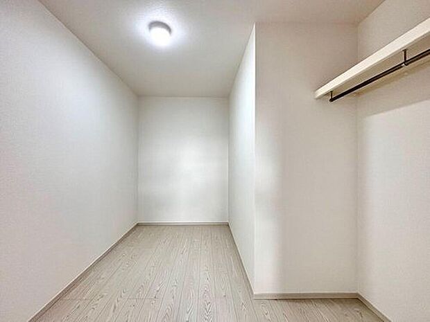 【【ウォークインクローゼット】(3号地)】洋服だけでなく、季節家電やスーツケースまですっぽり入る7.03m2(約4.3帖)の大容量クローゼット。衣替えの手間も省け、お部屋はいつでも広々。毎日の服選びも楽しくなります。
