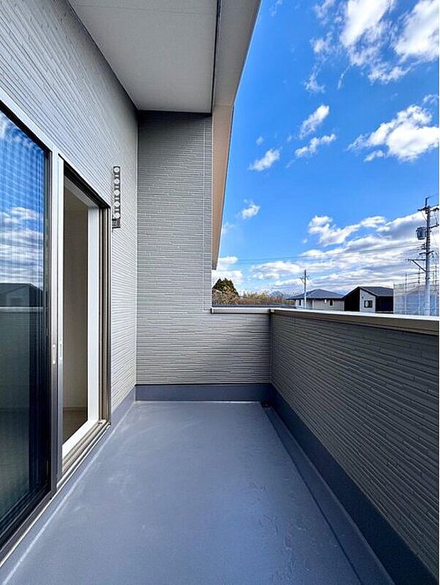 【現地外観写真(3号地)】【6.62m2のバルコニー】 南東向きで陽当たり良好な6.62m2のバルコニー 。洗濯物がたくさん干せるのはもちろん、椅子を出して夕涼みをしたり、プランターで家庭菜園を楽しんだりと、暮らしの楽しみが広