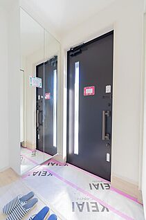 【1面の大きな姿見付き 玄関ドア】