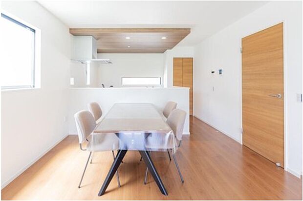 【その他】(10号地)お洒落なダイニングテーブルセット付き!家具の購入費用や手配の手間が省けるため、忙しい子育て世代の新生活にぴったり♪