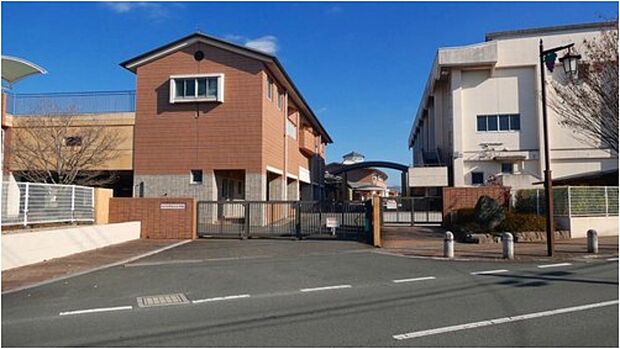 中広川小学校(約950m)