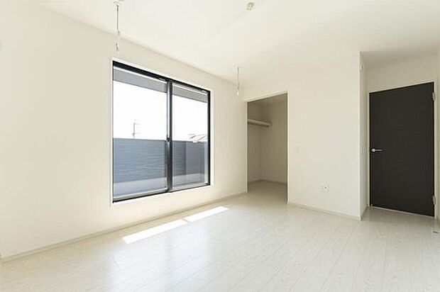 【リビング以外の居室】(2号地)バルコニーに面した明るい主寝室。奥には頼もしい収納力のウォークインクローゼットを完備しています。