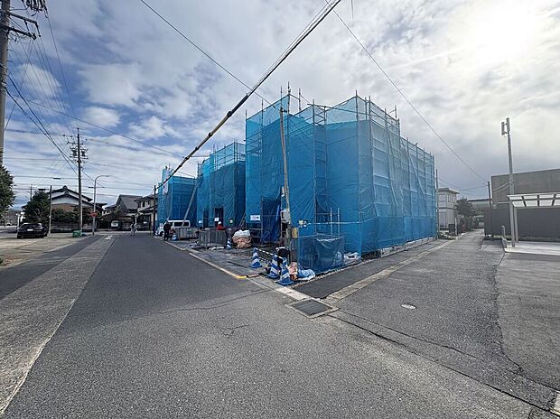 【前面道路含む現地写真】
名鉄尾西線「開明」駅・名鉄名古屋本線「石刀」駅が徒歩圏内。将来のお子様の通学も視野に入れると、各方面アクセスが良い住環境は日々の生活を助けてくれます。