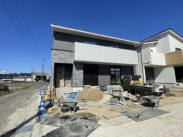 5LDKの間取りに多種多様な収納を配置した住まいです。
駐車スペース4台！周辺は車の通りも少なく、穏やかな住環境！