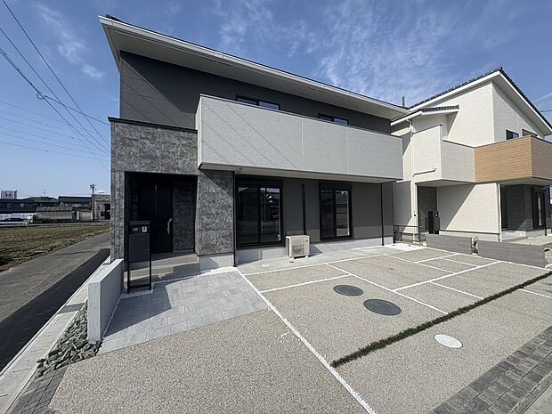 5LDKの間取りに多種多様な収納を配置した住まいです。A棟は駐車スペース並列4台分！周辺は車の通りも少なく、穏やかな住環境！