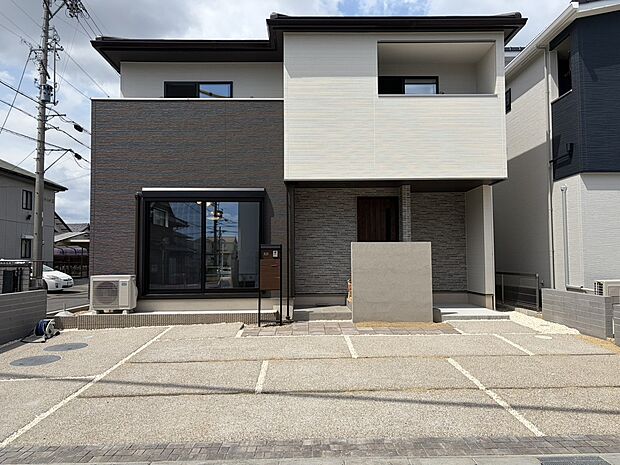 【E棟 外観】住まいの顔となる外観は、洗練された印象のデザインです。ゲストをお招きする際も、気持ち良くお迎えできそうです。
