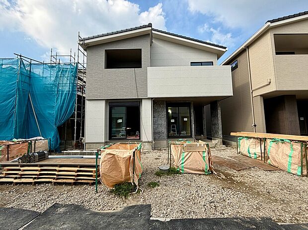 南側B棟は11月完成予定で順調に工事が進んでおります。
B棟南側は約4.5m幅のアスファルト舗装ですので車の進入もスムーズにできそうです。B棟は駐車4台分を確保！